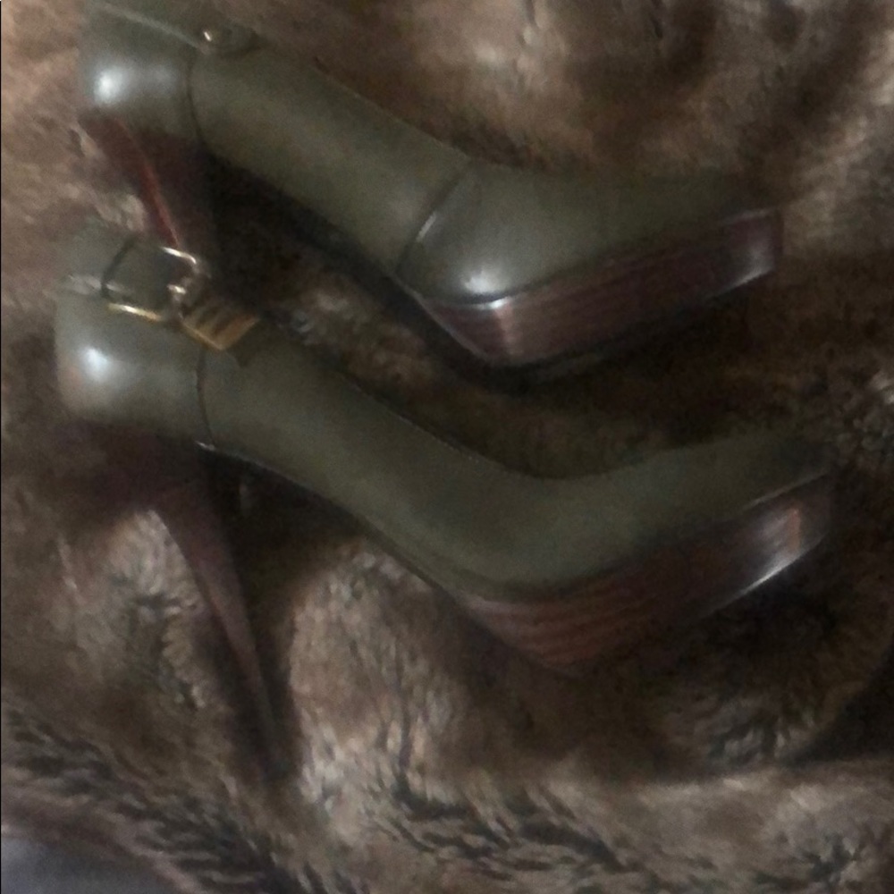 9.5 hunter green wooden platform/heel, Guess